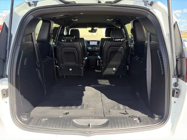 Chrysler Pacifica photo 45