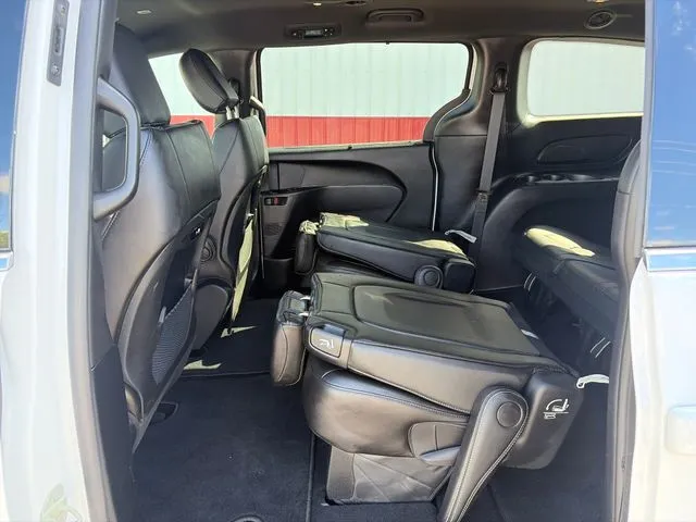 Chrysler Pacifica photo 42