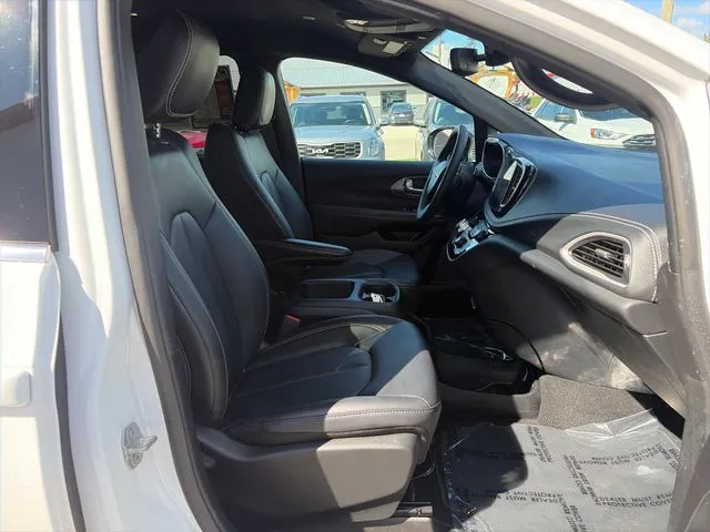 Chrysler Pacifica photo 24