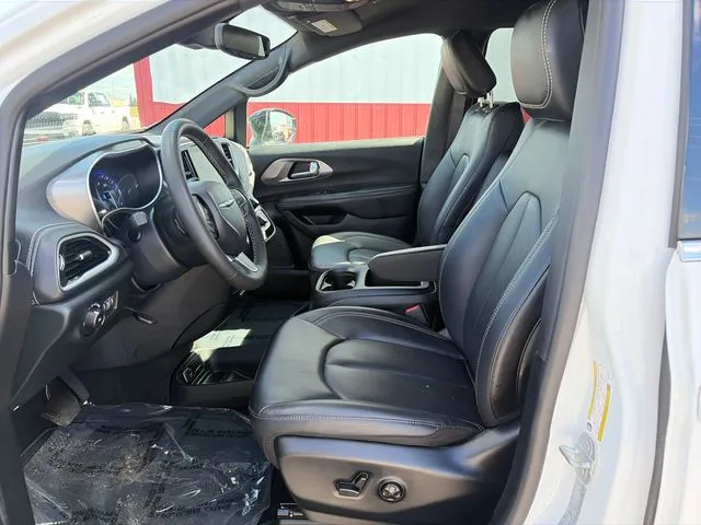 Chrysler Pacifica photo 23