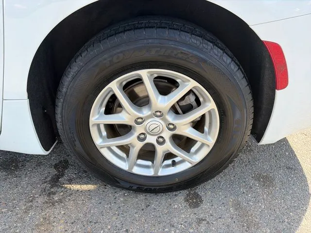 Chrysler Pacifica photo 16