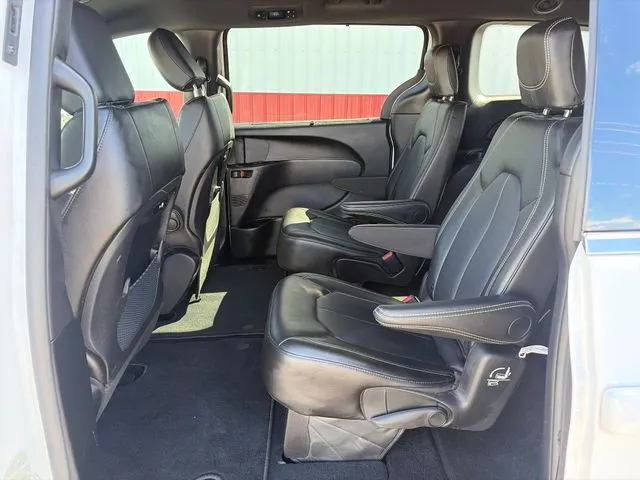 Chrysler Pacifica photo 40