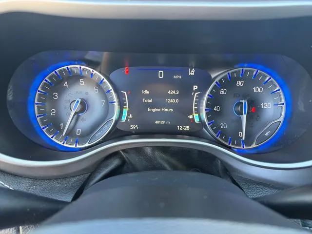 Chrysler Pacifica photo 30