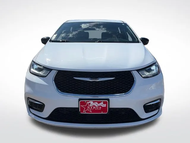 Chrysler Pacifica photo 2