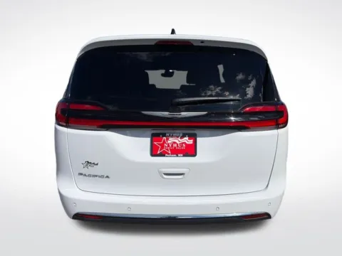More photos of 2025 Chrysler Pacifica Select at Nyhus Family Sales, MN