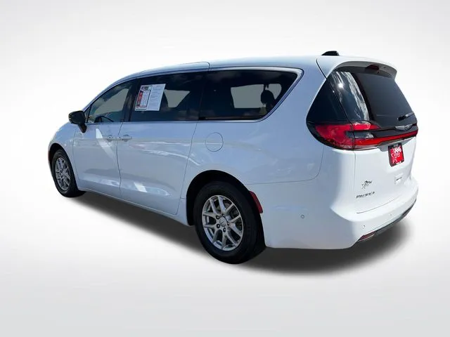 Chrysler Pacifica photo 4