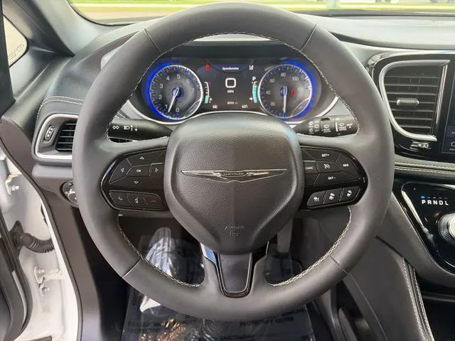 Chrysler Pacifica photo 29