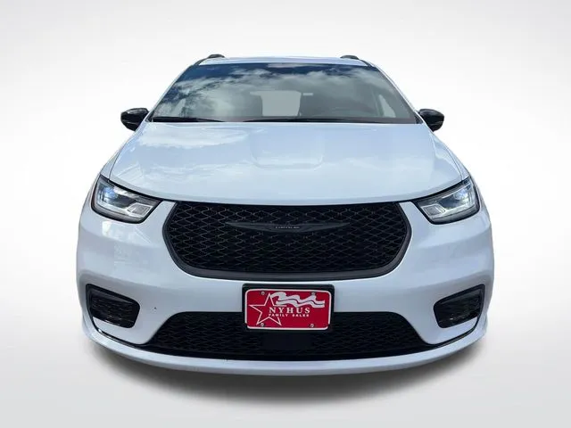 Chrysler Pacifica photo 2