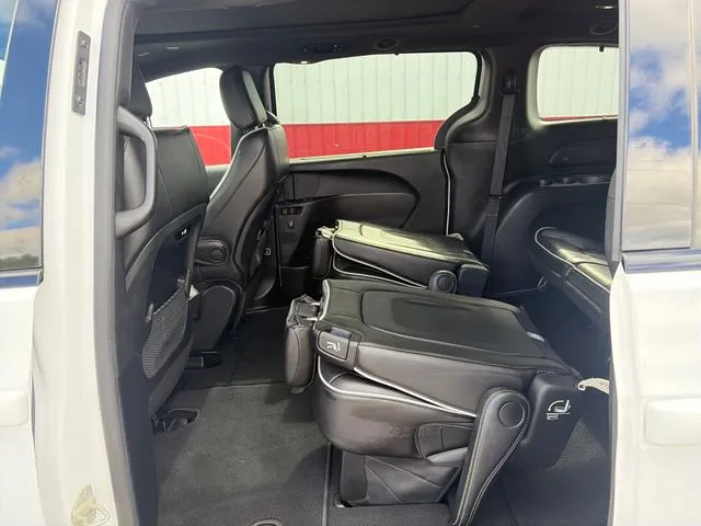 Chrysler Pacifica photo 43
