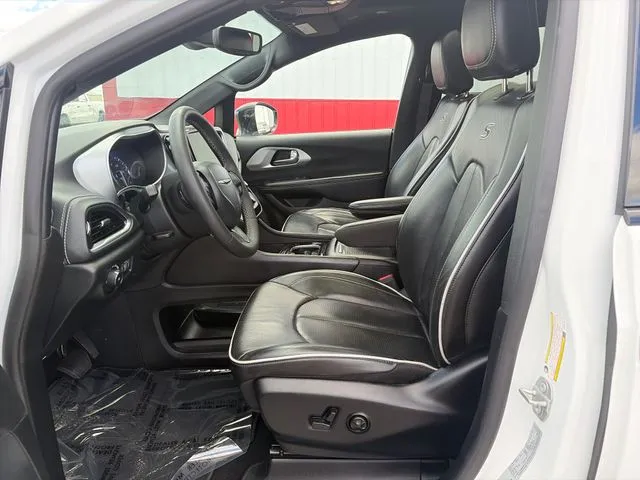 Chrysler Pacifica photo 23