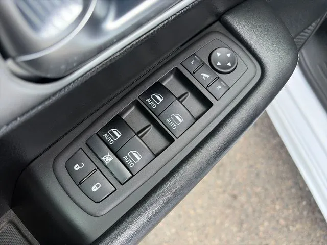Chrysler Pacifica photo 27