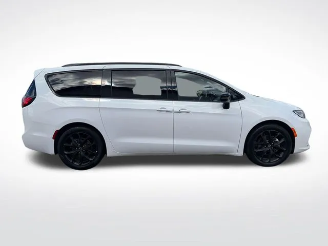 Chrysler Pacifica photo 10