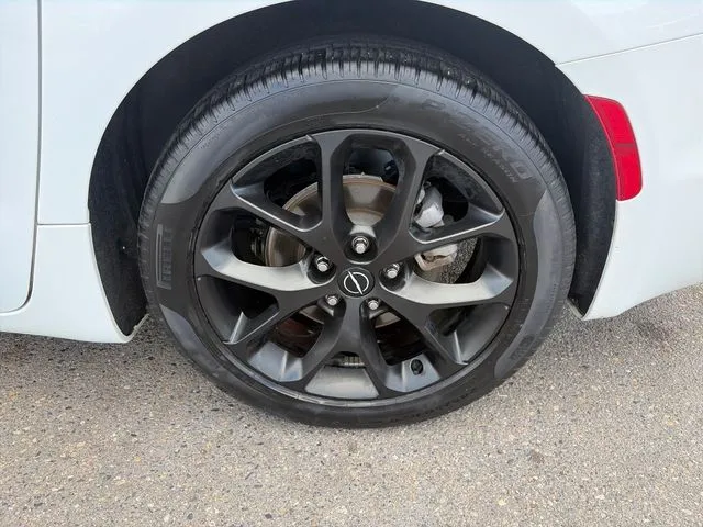 Chrysler Pacifica photo 16