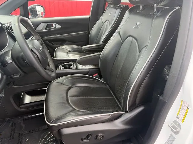 Chrysler Pacifica photo 40