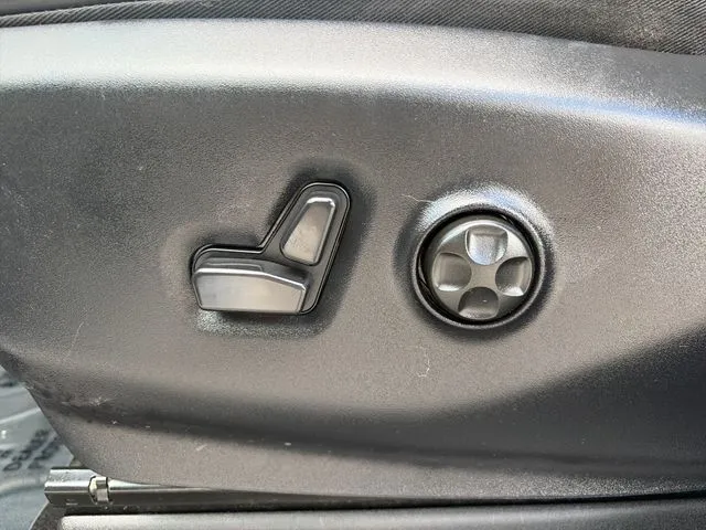 Chrysler Pacifica photo 28