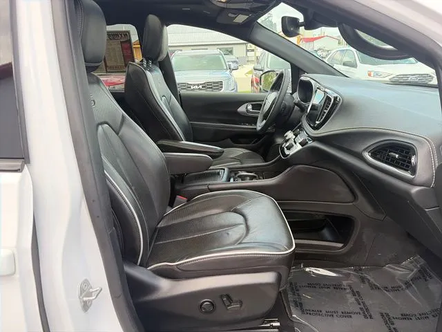 Chrysler Pacifica photo 24