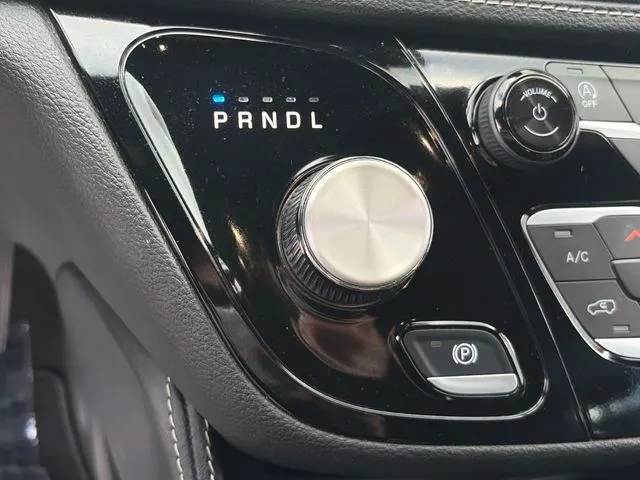 Chrysler Pacifica photo 36