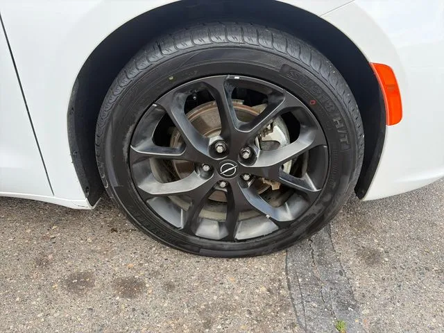 Chrysler Pacifica photo 15
