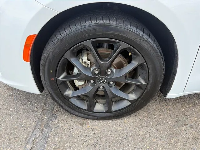 Chrysler Pacifica photo 13