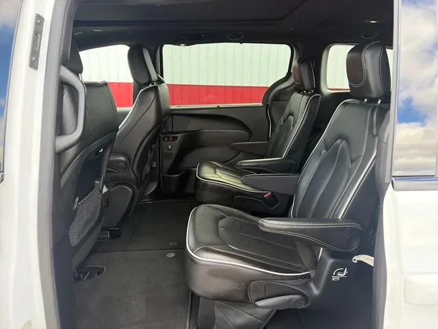 Chrysler Pacifica photo 41