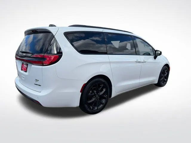 Chrysler Pacifica photo 9