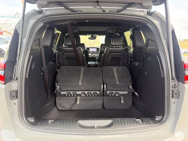 Chrysler Pacifica photo 45