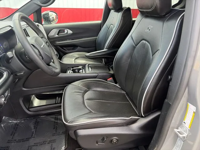 Chrysler Pacifica photo 40