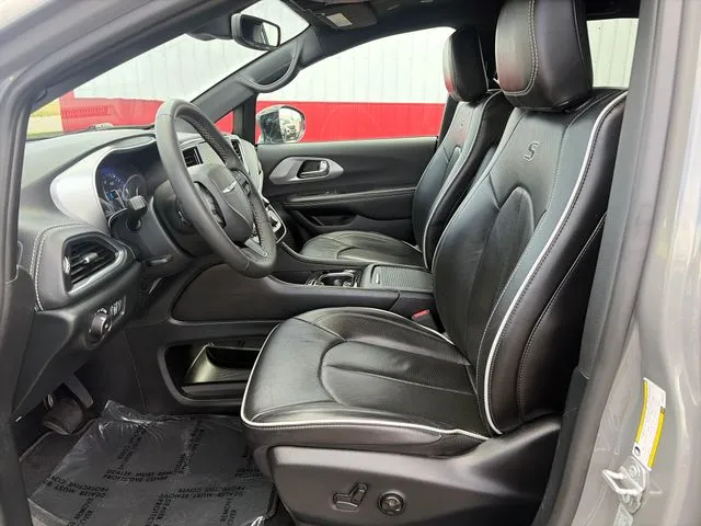 Chrysler Pacifica photo 23
