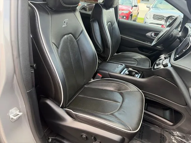 Chrysler Pacifica photo 39