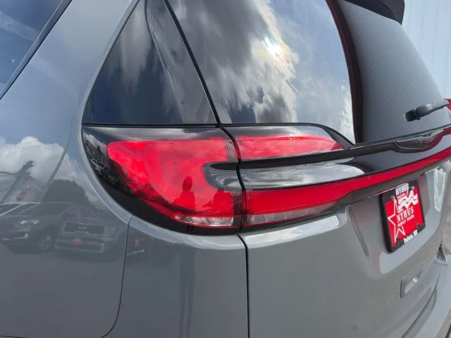 Chrysler Pacifica photo 21