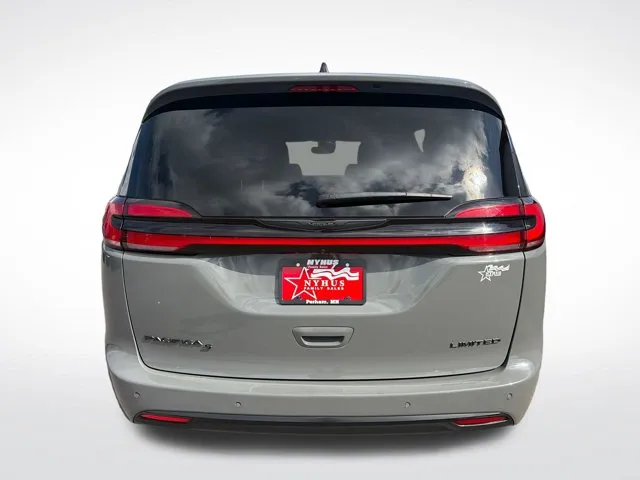 Chrysler Pacifica photo 5