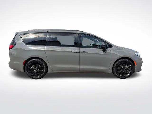 Chrysler Pacifica photo 10