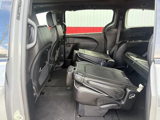 Chrysler Pacifica photo 43