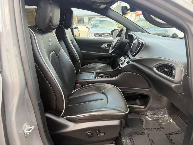Chrysler Pacifica photo 24
