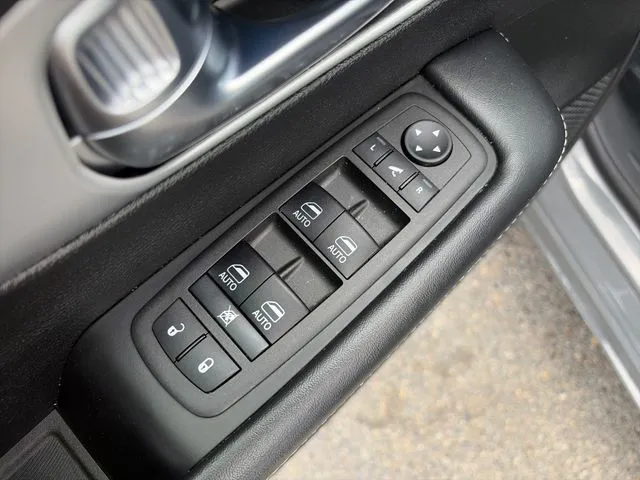 Chrysler Pacifica photo 27