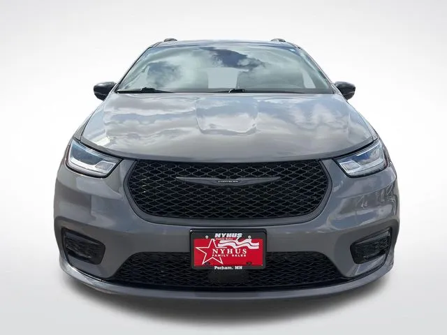 Chrysler Pacifica photo 2