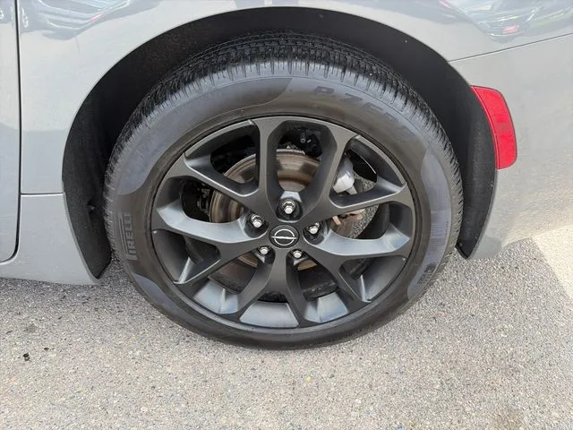 Chrysler Pacifica photo 16