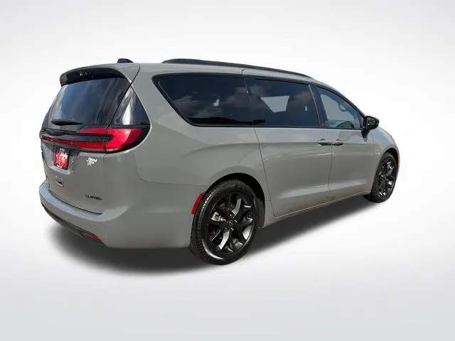 Chrysler Pacifica photo 9