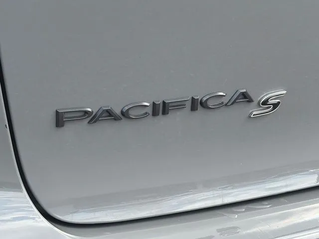 Chrysler Pacifica photo 22