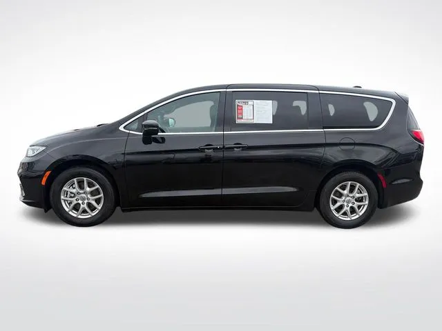Chrysler Pacifica photo 3