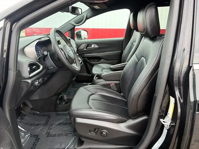 Chrysler Pacifica photo 22