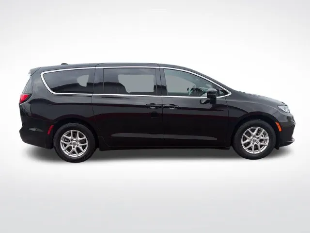 Chrysler Pacifica photo 9