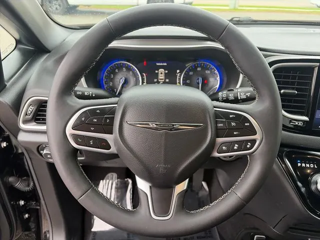 Chrysler Pacifica photo 28