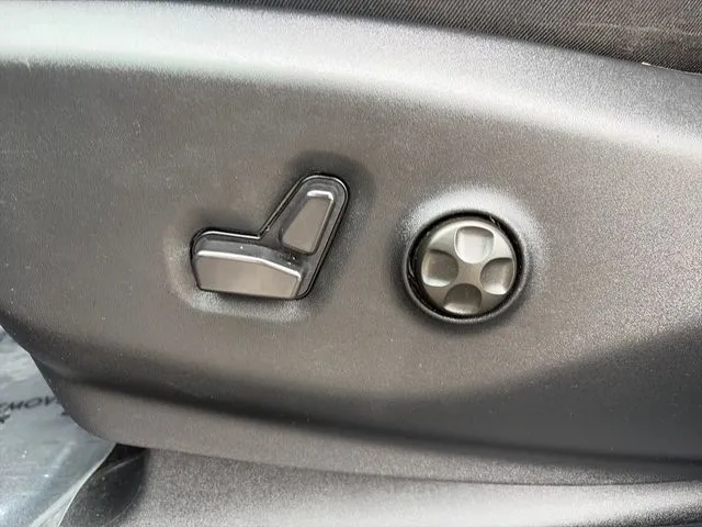 Chrysler Pacifica photo 27