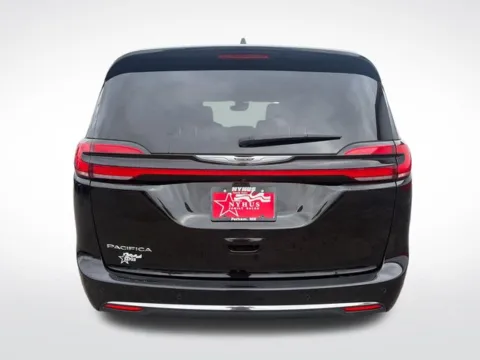 More photos of 2025 Chrysler Pacifica Select at Nyhus Family Sales, MN