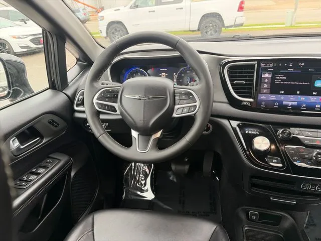 Chrysler Pacifica photo 30