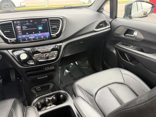 Chrysler Pacifica photo 33