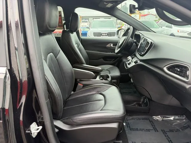 Chrysler Pacifica photo 23