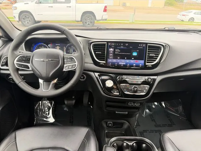 Chrysler Pacifica photo 32