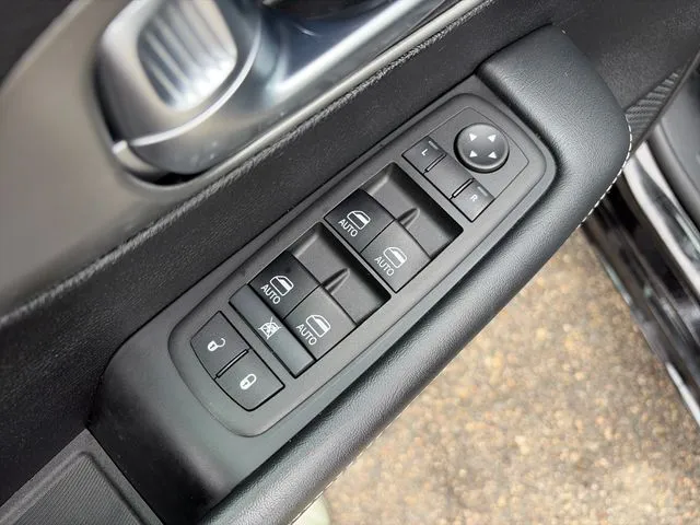 Chrysler Pacifica photo 26